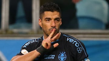 Gremio's Luis Suarez celebrates